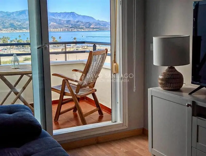 Apartamento en Torre del Mar con Vistas al Mar y Piscina