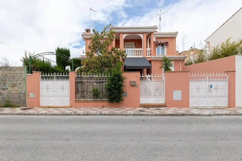 Casa Lujosa en Santa Fe 531m2 Parcela 300m2 Vivienda 4 Dormitorios