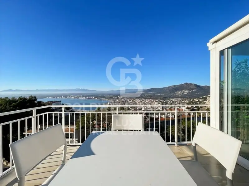 Chalet en Roses con Vistas al Mar Piscina y Garaje