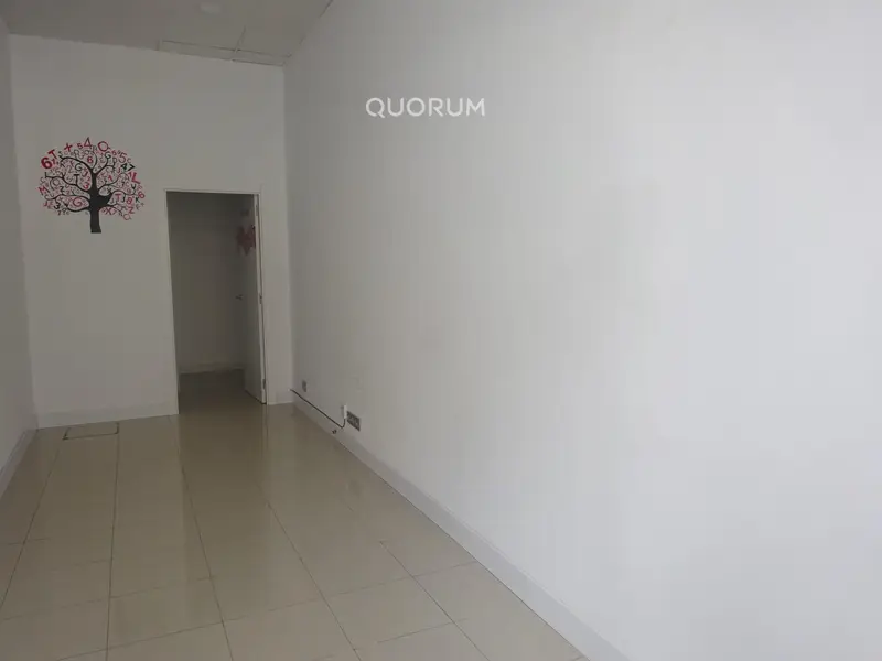 Local Comercial Diafano Bien Ubicado Cerca del Metro Karmelo