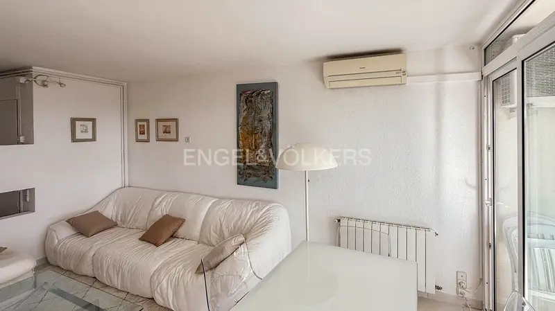Apartamento en Gavà Mar con Vistas al Mar y Piscina Privada