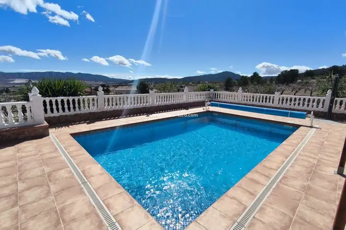 Villa con Piscina Climatizada y Vistas al Valle
