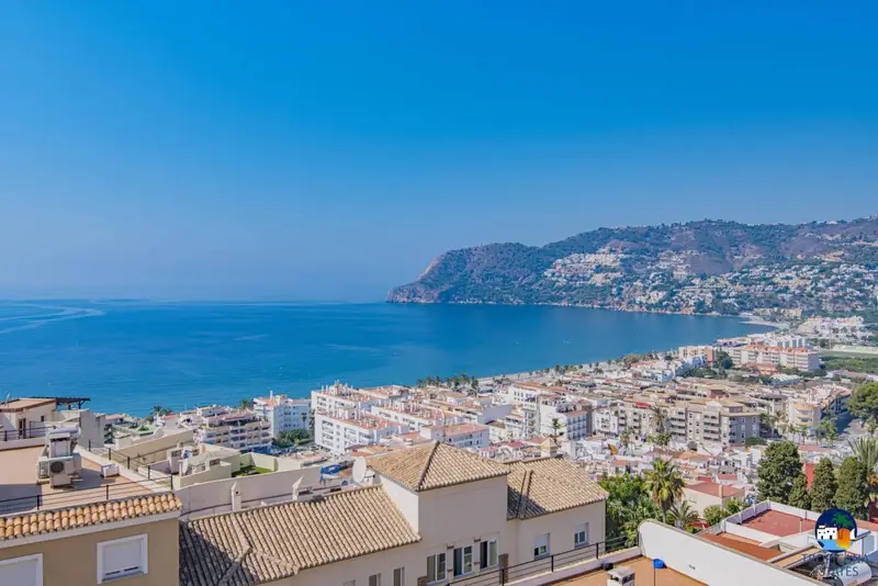 Apartamento en La Herradura 3 dormitorios planta baja piscina aparcamiento vistas al mar