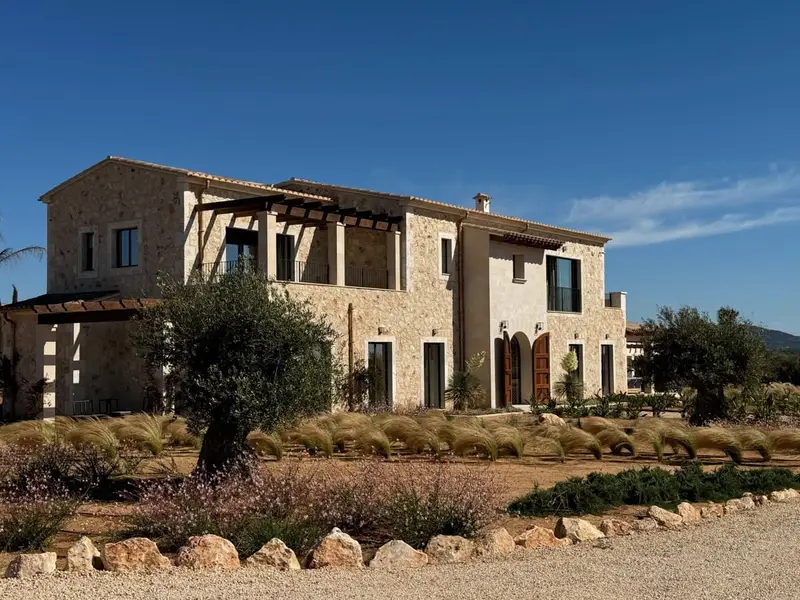 Villa de Lujo en Mallorca con Vistas al Mar y Piscina Climatizada