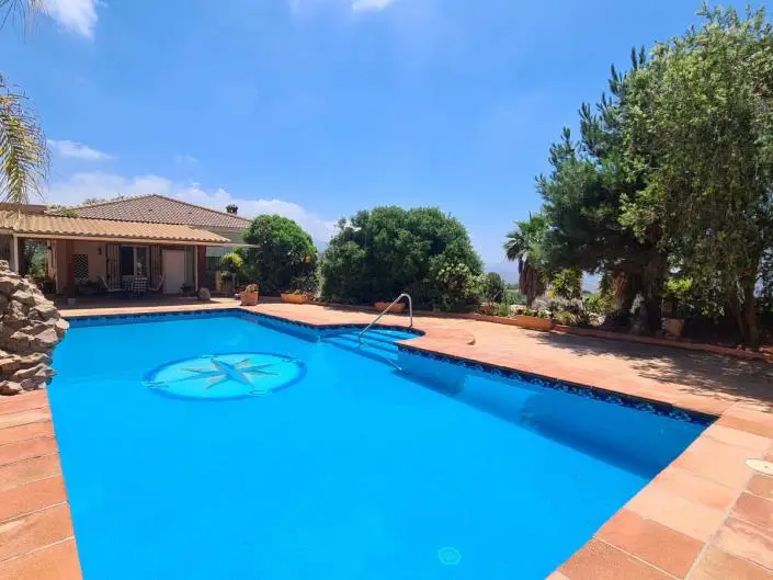 Villa de Lujo 4 Dormitorios Venta Vistas al Lago Piscina Climatizada