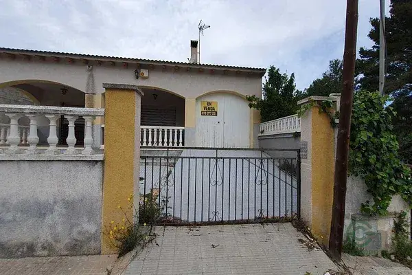 Chalet en venta La Bisbal del Penedes con jardin y piscina