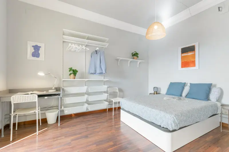Habitacion Doble con Balcon en Piso Compartido en Eixample