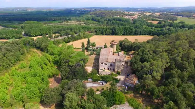 Masia del XIV con 40 Hectareas y 4000m2 en Girona