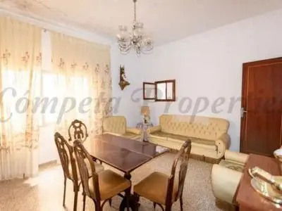 Casa de Pueblo en Torrox: Ideal para Negocio y Vivienda