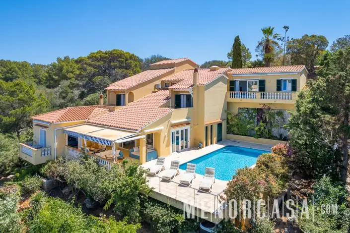 Villa en venta con vistas al mar en Son Bou