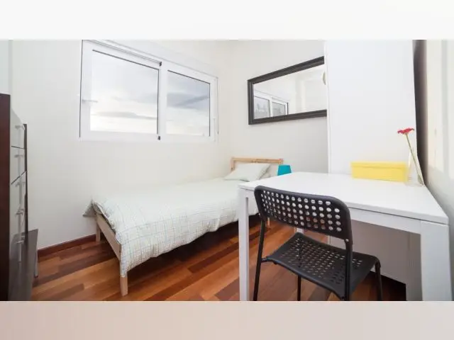 Habitacion Alquiler Valencia Estudiantes 18-30 a
ños Wifi Cocina Ba
no Compartido