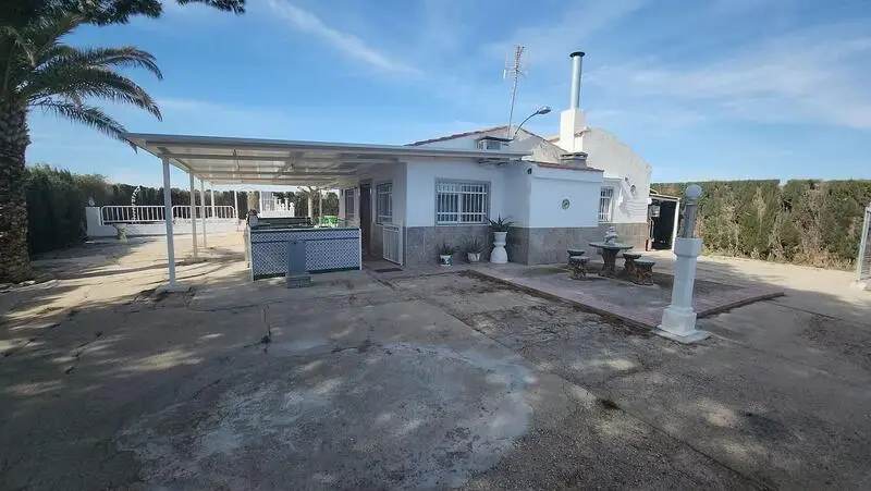Villa de 2 dormitorios con piscina en Villena