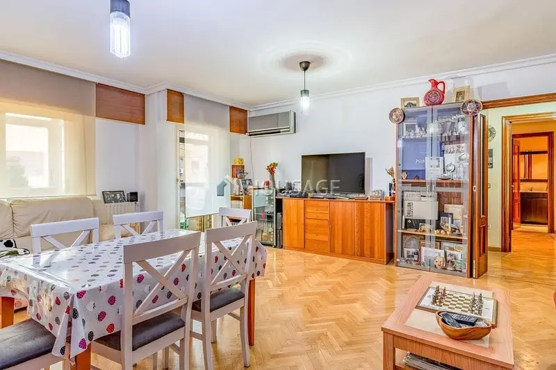 Piso en Madrid Centro con 3 Dormitorios, 2 Baños y Plaza de Garaje