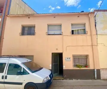 Casa con dos viviendas en el centro del pueblo