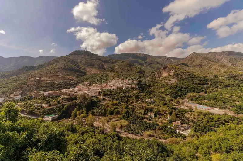 Finca Rural en Los Guajares con 3 Viviendas y Piscina