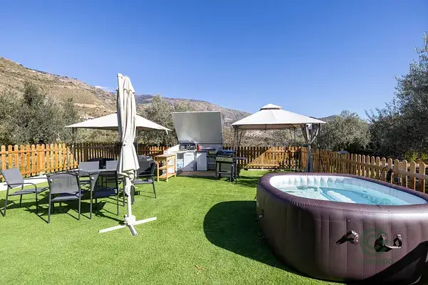 Chalet con Piscina y Jacuzzi cerca de Orgiva