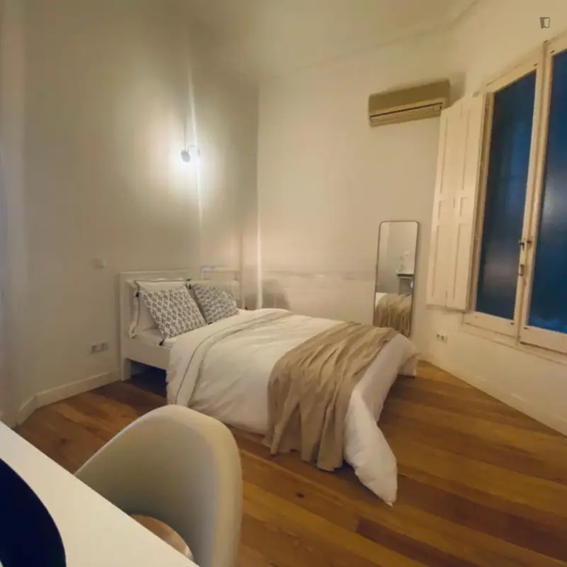 Habitacion Doble con Balcon en Piso para Jovenes Madrid