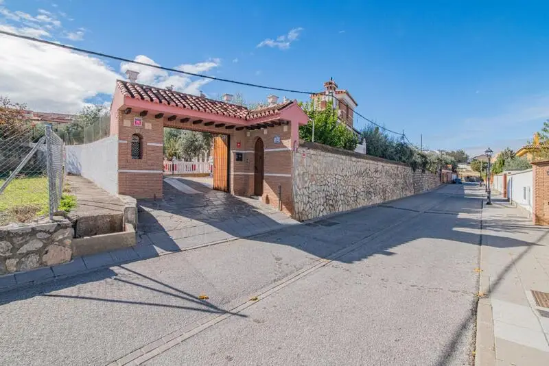 Chalet independiente en Ogijares con piscina y amplio jardín