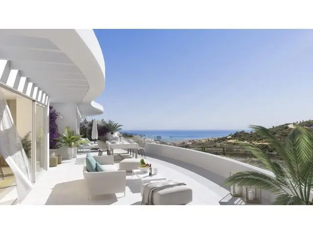 Atico En Venta Alcaidesa: Lujo Mediterráneo Con Vistas al Golf