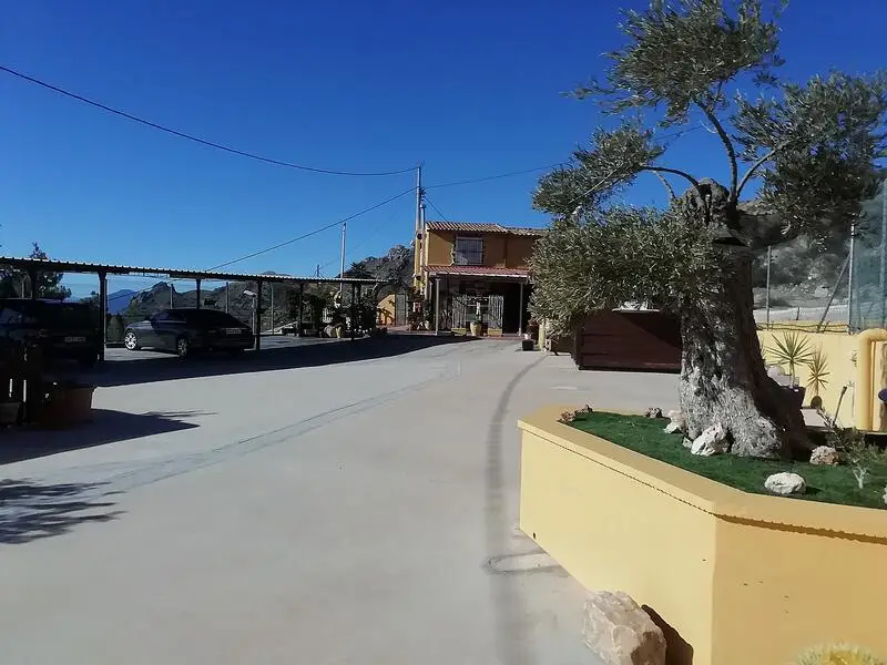 Villa de Lujo con 5 Dormitorios Piscina Climatizada y Cochera en Fortuna