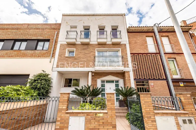 Chalet en Gavà con Piscina y Garaje para 4 Coches