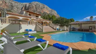 Casa en Alquiler en Jávea con Piscina Privada para 8 Personas