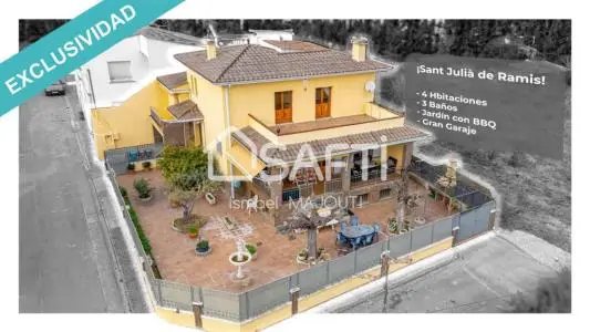 Casa familiar independiente con garaje y jardín