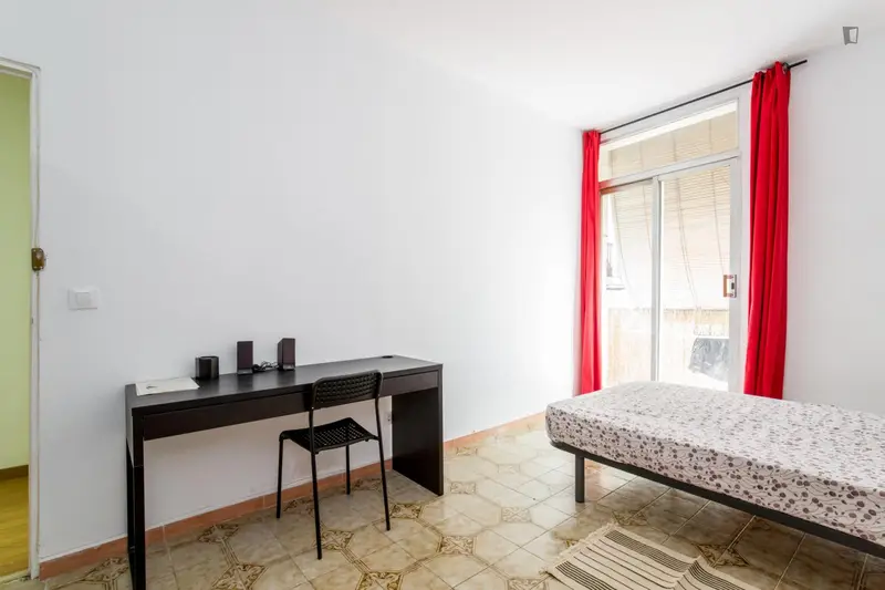 Habitacion individual con balcon en piso compartido para estudiantes y trabajadores