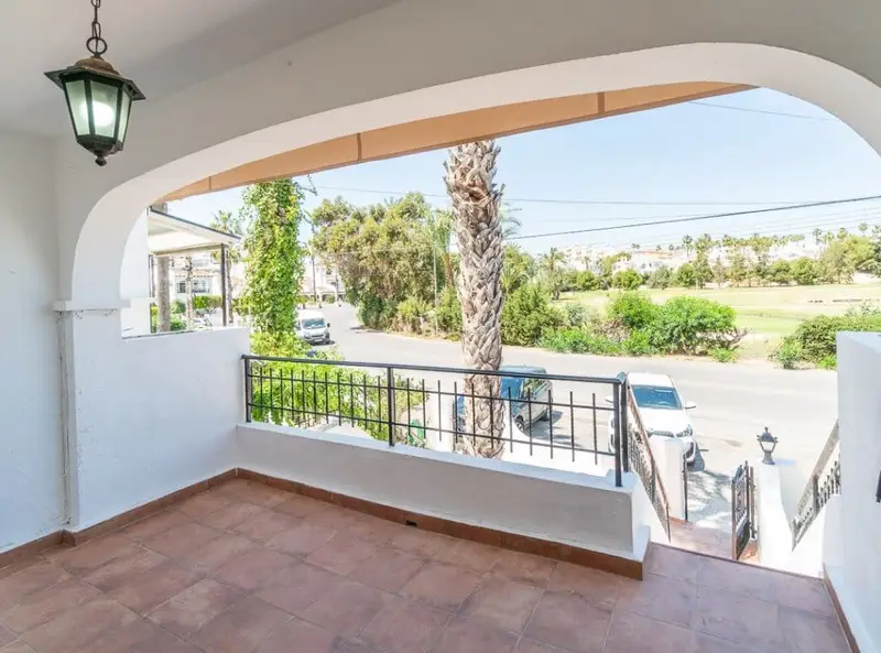 Chalet Adosado Reformado con Vistas al Golf en Villamartin