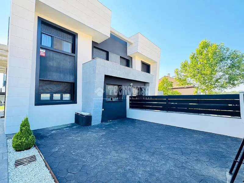 Chalet Pareado en El Pinar Navalcarnero 260m2 Piscina Jardin
