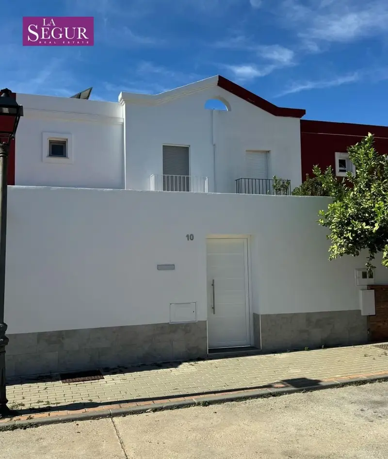 Adosado en Venta en Medina Sidonia: 3 Dormitorios, 2 Baños, Garaje y Placas Solares