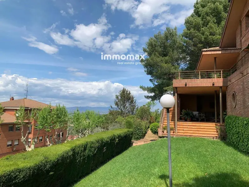 Chalet en venta en Gelida 613m2 con piscina y garaje
