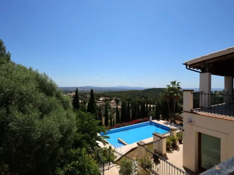 Villa de Lujo en Esporles con Piscina Privada y Vistas al Valle