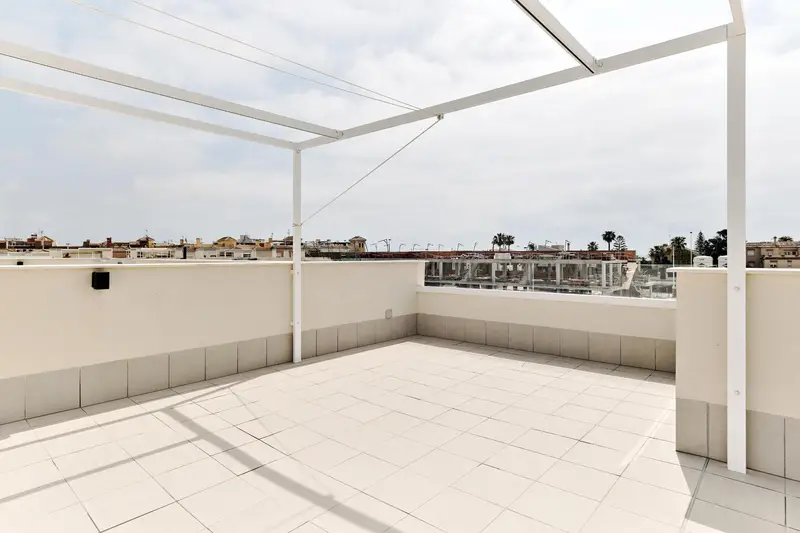Bungalow en Torrevieja con Piscina y Terraza cerca del Mar