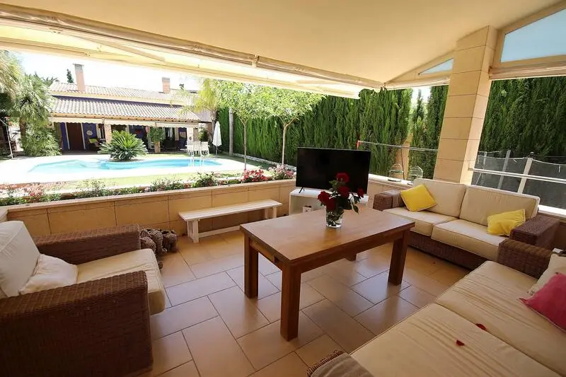 Villa en venta Monovar 5 dormitorios piscina jardin 587m2