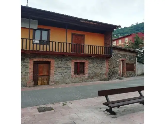 Local Comercial en Venta en Mieres: Casa de Piedra con Corredor