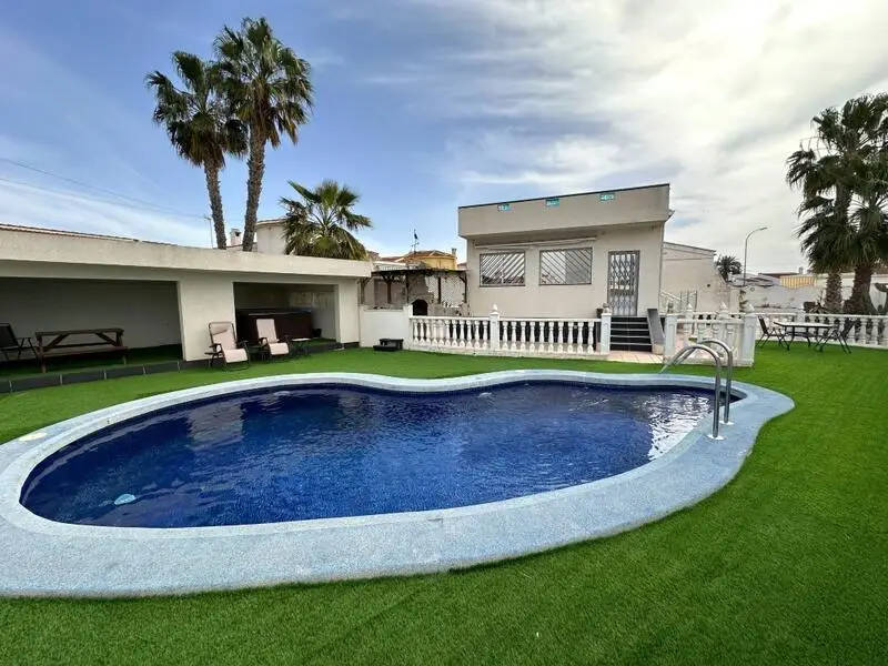 Villa en Ciudad Quesada 3 Dormitorios Piscina Privada Jacuzzi