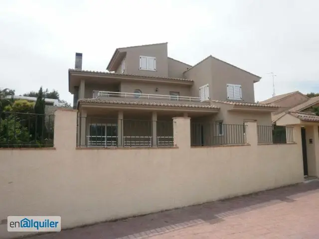 Alquiler Casa Amplia con Piscina y Garaje Triple en Campolivar