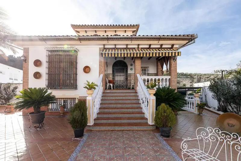 Villa de 7 Dormitorios y 5 Baños en Cuevas Bajas