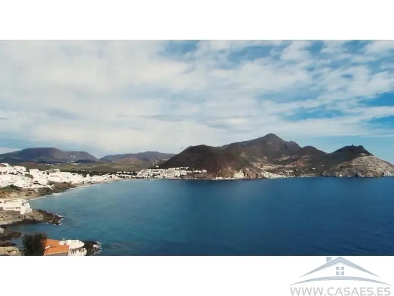 Edificio Comercial con Apartamentos en Nijar Cerca de la Playa