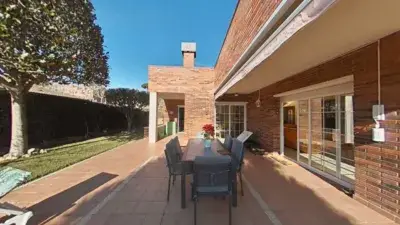 Chalet de Lujo en Sant Vicenç de Montalt con Piscina y Jardín