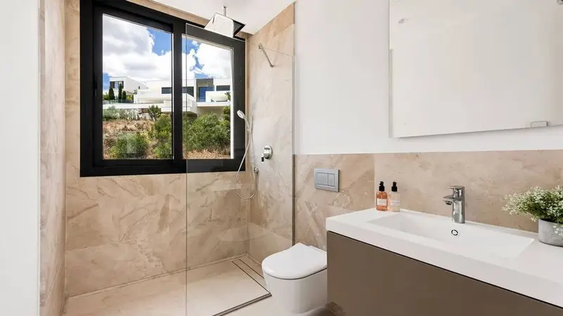 Villa de Lujo Moderna en Benahavís con Vistas al Mar y Golf