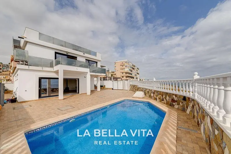 Chalet en venta en La Mata Torrevieja con piscina y vistas al mar