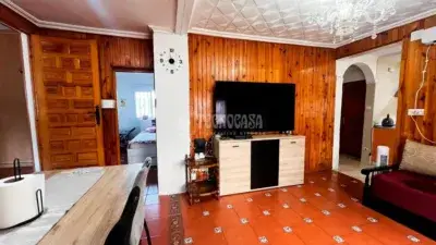 Casa Adosada en Utebo con 4 Dormitorios y 2 Baños