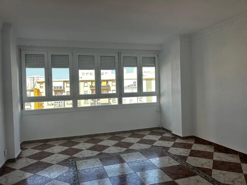 Piso en venta. Amplio piso de 130m², exterior, 4 dormitorios, 2 baños reformados, cocina con comedor y 2 ascensores.