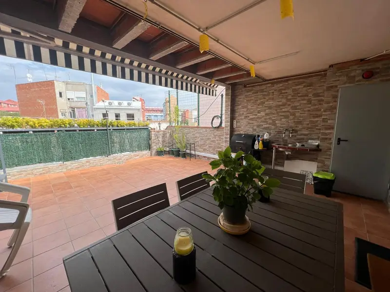 Casa reformada en Sabadell con 7 habitaciones y amplias terrazas