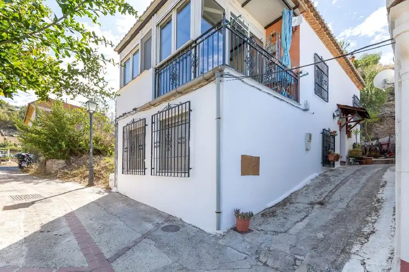 Casa con encanto en Granada: Vistas impresionantes y espacios amplios