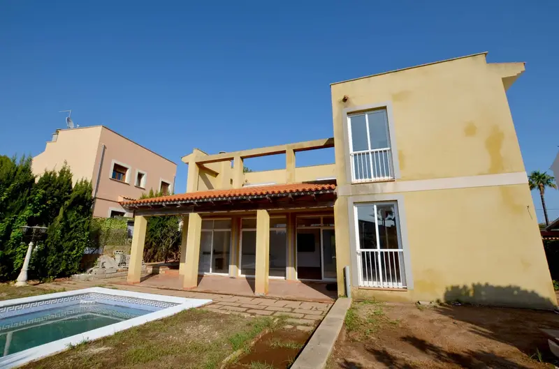 Chalet en Venta Tolleric Mallorca con Piscina para Reformar