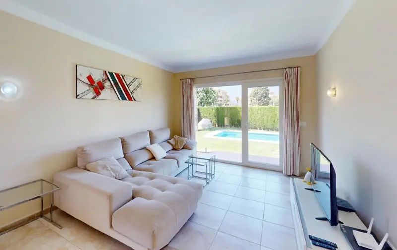 Chalet en Oliva Nova con Piscina y Vistas al Golf