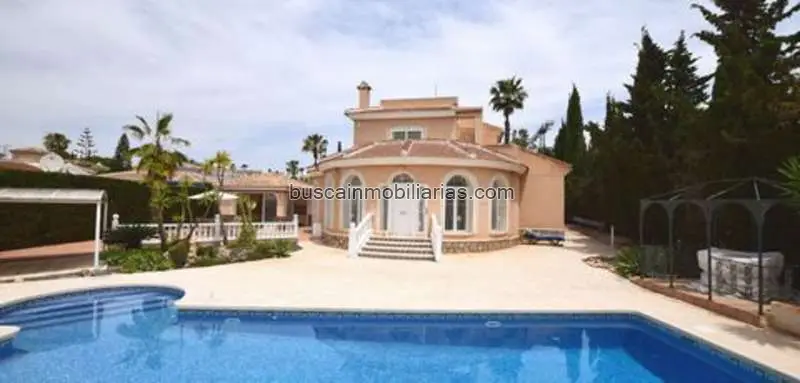 Villa en Venta Quesada 4 Dormitorios 3 Baños Piscina